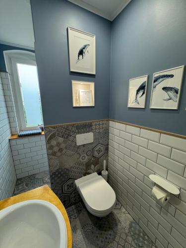 a bathroom with a toilet and a sink at Viki54 FeWo04 "hereinspaziert", Monteurs- und Ferienwohnung in Velten