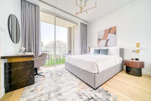 ドバイにあるStella Stays Al-Barariのベッドと机があるホテルの部屋