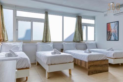 Ένα ή περισσότερα κρεβάτια σε δωμάτιο στο Lovely & Spacious 3BR Penthouse in central Swieqi by 360 Estates