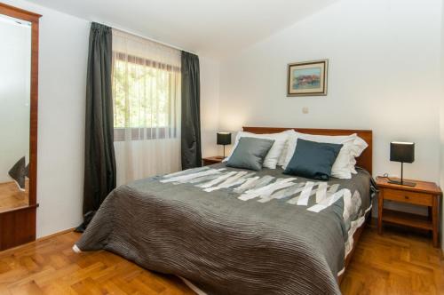 En eller flere senge i et værelse på Apartmani Bianca