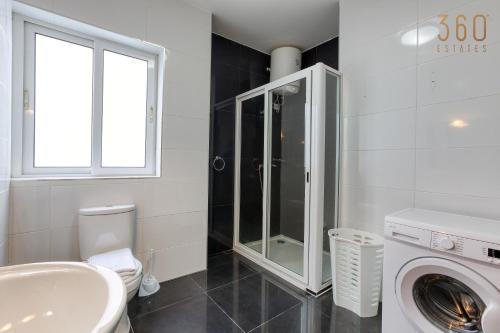 Ένα μπάνιο στο Lovely & Spacious 3BR Penthouse in central Swieqi by 360 Estates