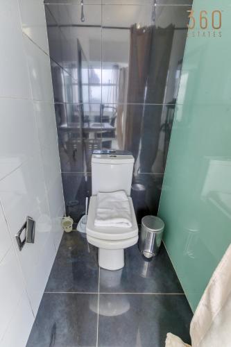 Ένα μπάνιο στο Lovely & Spacious 3BR Penthouse in central Swieqi by 360 Estates