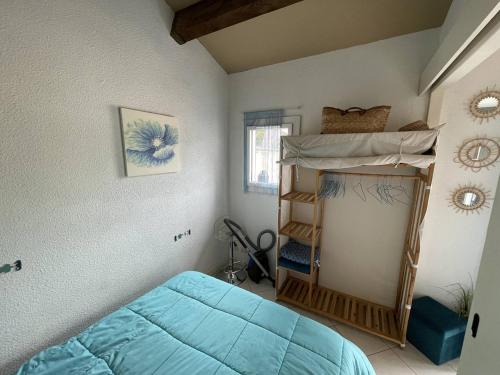 - une chambre avec 2 lits superposés et un lit bleu dans l'établissement Charmante villa climatisée T2 mezzanine, 6 pers, terrasse ensoleillée, proche plage et commerces - FR-1-106-37, à Saint-Cyprien
