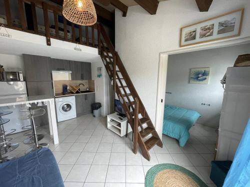 un salon avec un escalier et une cuisine dans l'établissement Charmante villa climatisée T2 mezzanine, 6 pers, terrasse ensoleillée, proche plage et commerces - FR-1-106-37, à Saint-Cyprien