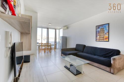 Μια τηλεόραση ή/και κέντρο ψυχαγωγίας στο Lovely & Spacious 3BR Penthouse in central Swieqi by 360 Estates