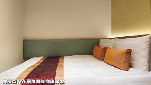 Ein Bett oder Betten in einem Zimmer der Unterkunft 宜蘭Sam的家-汽車音樂行旅1F