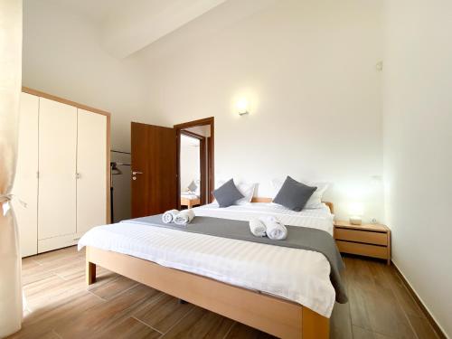 une chambre avec un grand lit avec des serviettes dessus dans l'établissement Villa Lara II with private pool, à Ližnjan