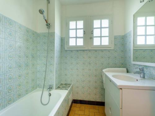 une salle de bain avec une baignoire et un lavabo dans l'établissement Maison charmante à Carnac, 3 pièces, jardin, à 300m de la Rivière de Crac'h - FR-1-477-247, à Carnac