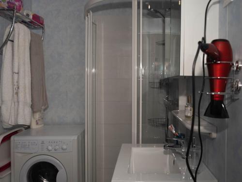 une salle de bain avec une machine à laver et un lavabo dans l'établissement Location T2 au Lavandou, terrasse, clim, parking, proche plage et centre, 4 couchages - FR-1-803-46, au Lavandou