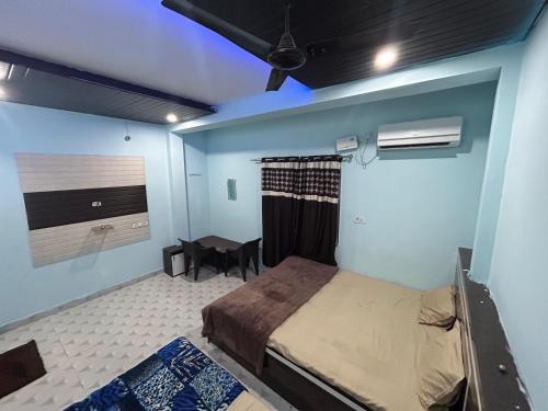 En eller flere senge i et værelse på Raghuvanshi Home Stay