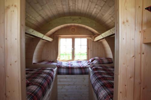 Chambre avec 3 Lits dans une cabane en rondins dans l'établissement Le tonneau de Louise, à Bretteville-du-Grand Caux