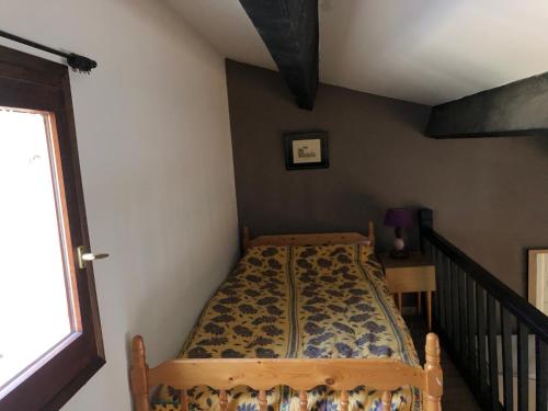 une chambre avec un lit dans une pièce dans l'établissement Charmante maison dans les pins proche de la plage, à Saint-Cyprien