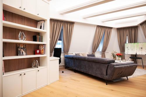 a living room with a couch and a table at Kleiner Rosengarten in Mannheim