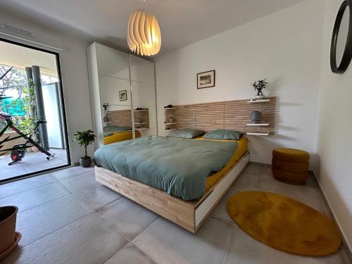 une chambre avec un grand lit avec une tête de lit en bois dans l'établissement L'Oasis Maritime, à Nice