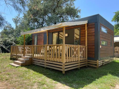 MobilHome Comfort XL (37m2) : 2 Chambres (6 personnes) - 2 SDB - Clim centralisée - TV - Terrasse balcon