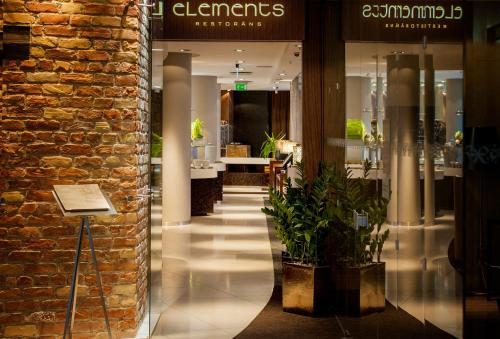 a lobby of a restaurant with a brick wall at Tallink Hotel Riga in Rīga