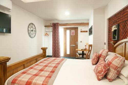 Postel nebo postele na pokoji v ubytování Claxton Hotel