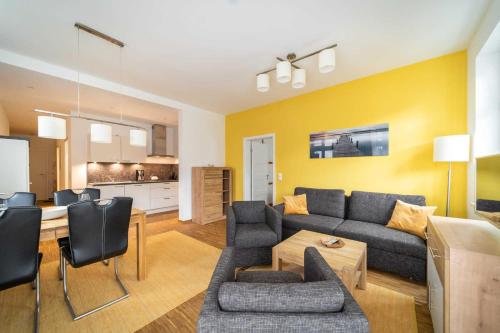 ein Wohnzimmer mit Sofa und Tisch in der Unterkunft Ferienwohnung "Düne" im Ostsee-Domizil Sandburg in Kühlungsborn