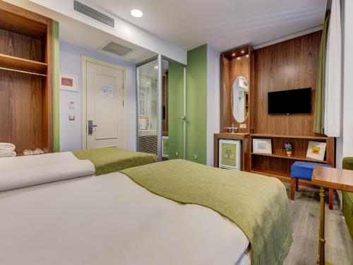 Postel nebo postele na pokoji v ubytování Sometimes Hotel Taksim