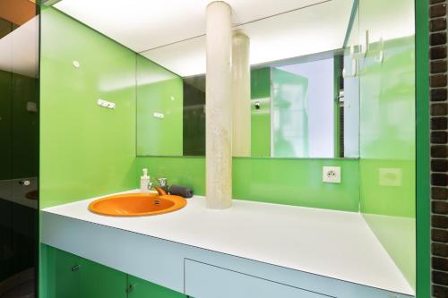 La salle de bains verte est pourvue d'un lavabo et d'un miroir. dans l'établissement Appartement Quartier Jardin du Luxembourg Free Netflix, à Paris