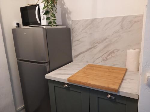  Il comprend une cuisine équipée d'un réfrigérateur et d'une table de découpe. dans l'établissement Appartement cosy Nice, à Nice