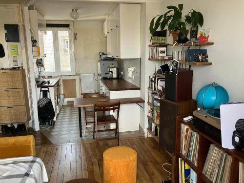 un salon avec une table et une cuisine dans l'établissement Appartement 35m2, à Aubervilliers