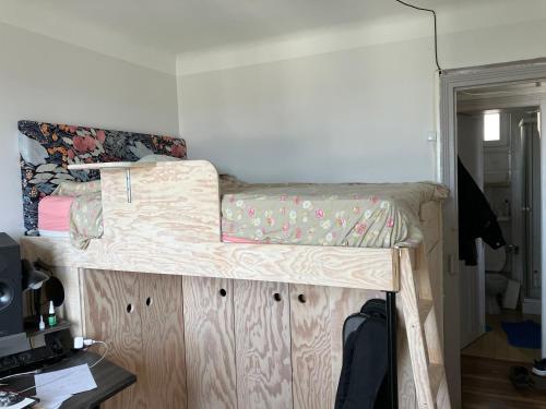 Ce lit superposé se trouve dans un dortoir doté d'un bureau. dans l'établissement Appartement 35m2, à Aubervilliers