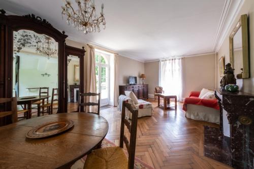 un salon avec une table et une salle à manger dans l'établissement Maison de Maître - calme-campagne-nature- CAUTION OBLIGATOIRE SWIKLY, à Cernoy-en-Berry