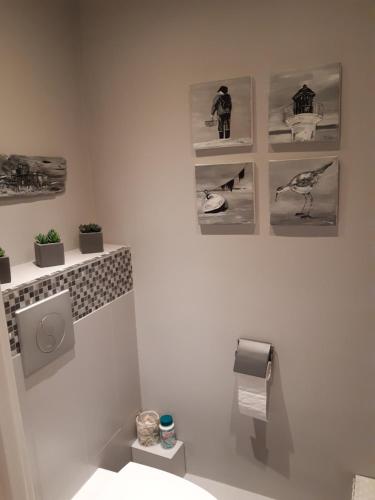 La salle de bains est pourvue de toilettes et de photos murales. dans l'établissement Duplex 105m2 pour les JO 2024 entre Paris et Versailles, à Marly-le-Roi