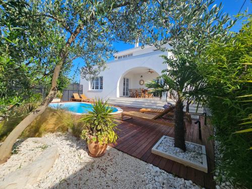 The Three Flowers Pool House