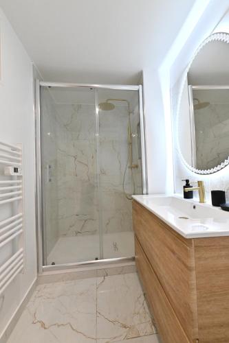 a bathroom with a shower and a sink at Une parenthèse amoureuse in Sens