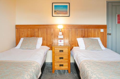 Postel nebo postele na pokoji v ubytování Claxton Hotel