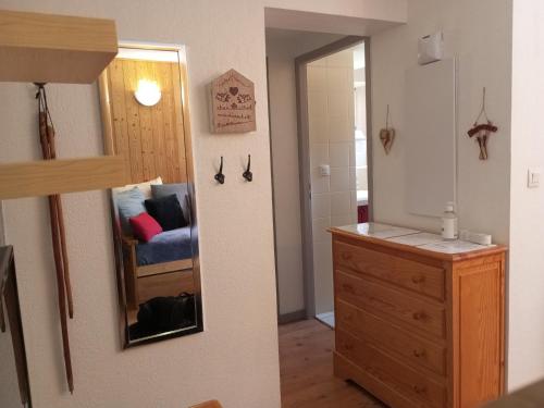 - une salle de bains pourvue d'un miroir et d'une commode dans l'établissement Studio confort 2 pers. avec piscine, sauna et parking à Valloire - FR-1-263-483, à Valloire