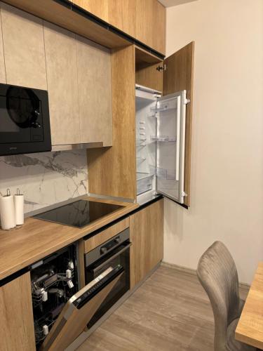 Una cocina con refrigerador y una mesa y sillas. en Appartamento casa tua, en Oradea