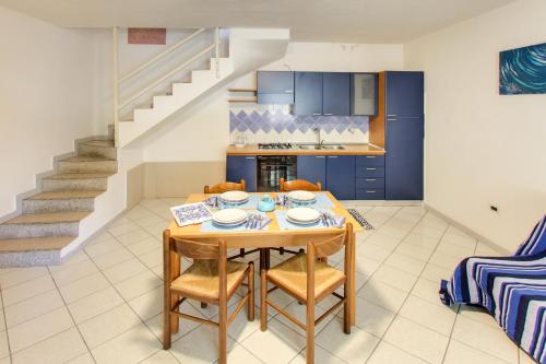 a kitchen and dining room with a table and chairs at Residence Oasi Anfiteatro in Porto Ottiolu