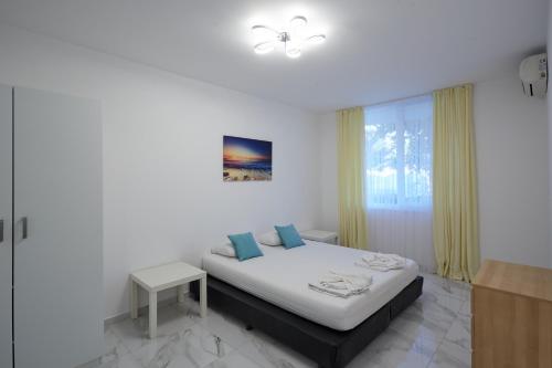 Ένα ή περισσότερα κρεβάτια σε δωμάτιο στο Luxury First Line apartment with pool by the sea