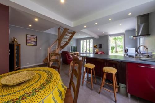 - une cuisine avec une table et un comptoir dans l'établissement La Petite Escapade calme CAUTION OBLIGATOIRE via swikly, à Cernoy-en-Berry