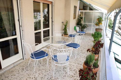 Chic 4th Floor Apt, Large Balcony, cinema view
