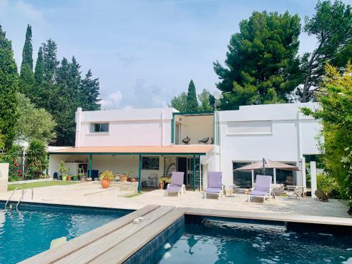 una villa con piscina y una casa en Villa Zen, en Pinet