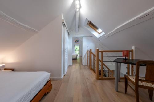 une chambre avec un lit et un bureau dans une pièce dans l'établissement La Petite Escapade calme CAUTION OBLIGATOIRE via swikly, à Cernoy-en-Berry