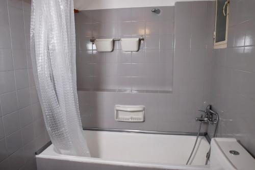 Chic 4th Floor Apt, Large Balcony, cinema view