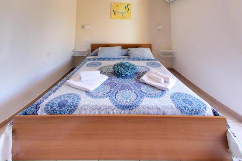 a bed in a room with two towels on it at Residence Oasi Anfiteatro in Porto Ottiolu