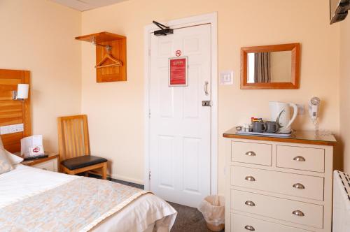 Postel nebo postele na pokoji v ubytování Claxton Hotel
