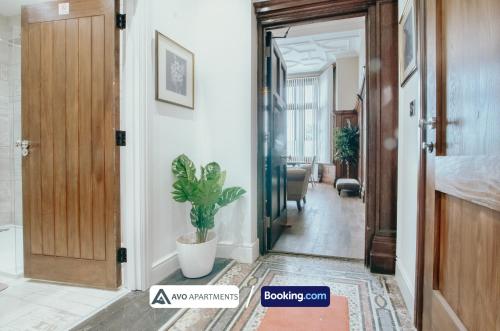 einen Flur mit Tür und Topfpflanze in der Unterkunft Bessemer House Sheffield City in Attercliffe