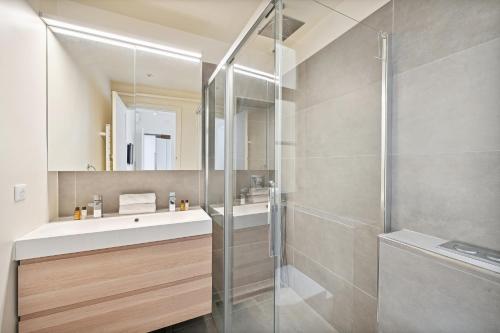 une salle de bain avec douche et lavabo dans l'établissement Veeve - Palatial by the Park, à Paris