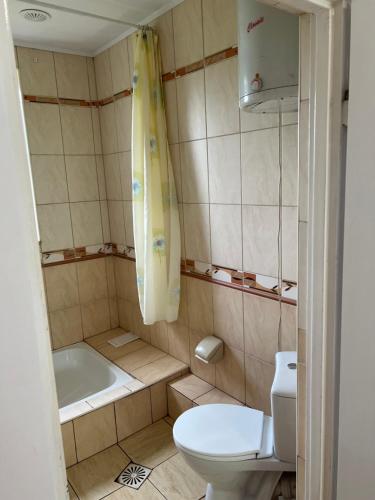 Un baño de Dom z grillem niedaleko kąpieliska