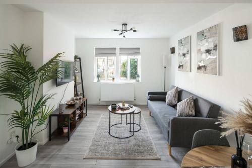 a living room with a couch and a table at 1 Bedroom apartment Kentish town in London