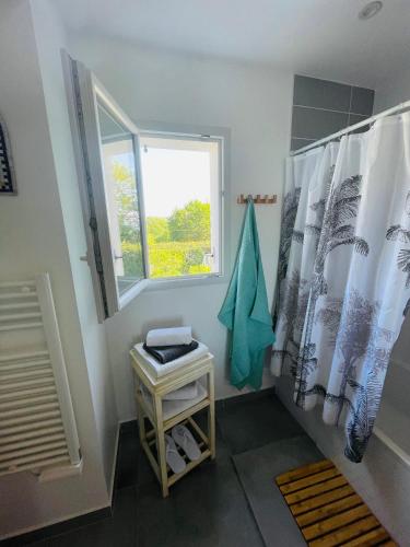 une petite salle de bain avec une fenêtre et une serviette dans l'établissement Maison avec piscine - Bidart campagne proche plages, à Bidart
