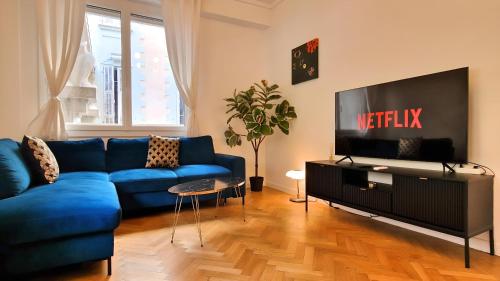 Télévision ou salle de divertissement dans l'établissement Jazzy et Spacieux Appartement Prom des Anglais