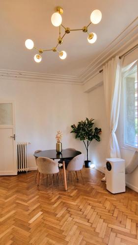 une salle à manger avec une table et des chaises dans l'établissement Jazzy et Spacieux Appartement Prom des Anglais, à Nice